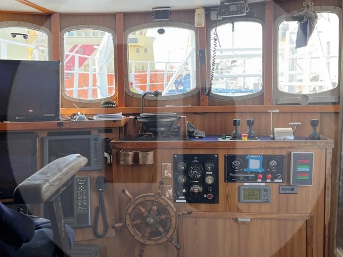 Судно для перевозки живой рыбы на продажу
