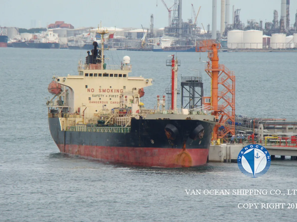 Нефтеналивной/химический танкер на продажу
