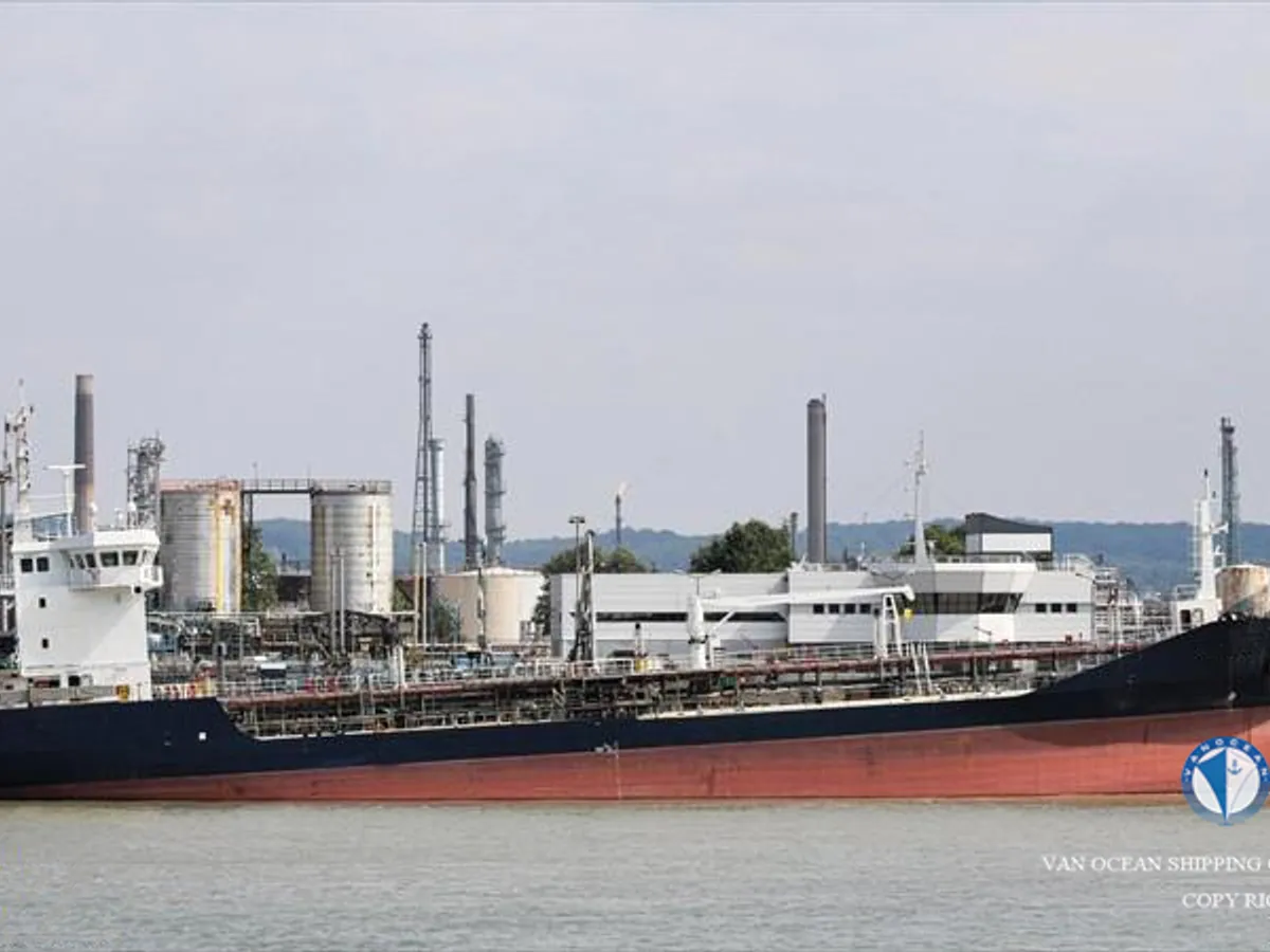 Нефтеналивной/химический танкер на продажу