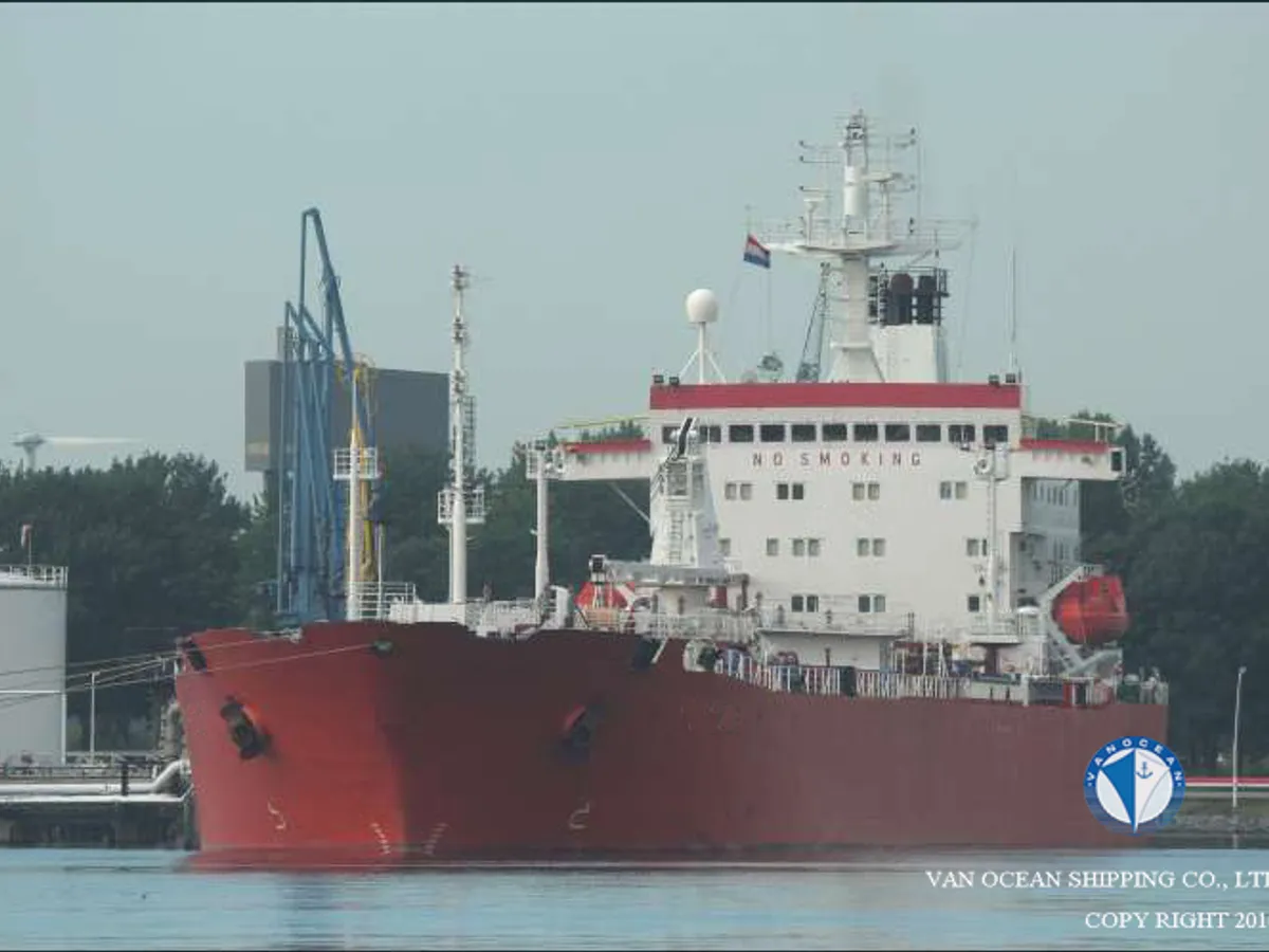 Нефтеналивной/химический танкер на продажу