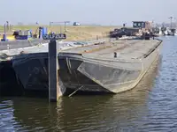 Баржа на продажу