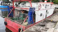 Судно для перевозки живой рыбы на продажу