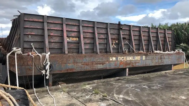 Баржа на продажу