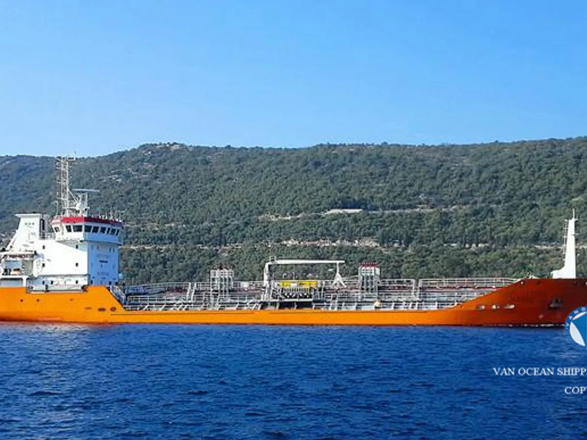 Нефтеналивной/химический танкер на продажу