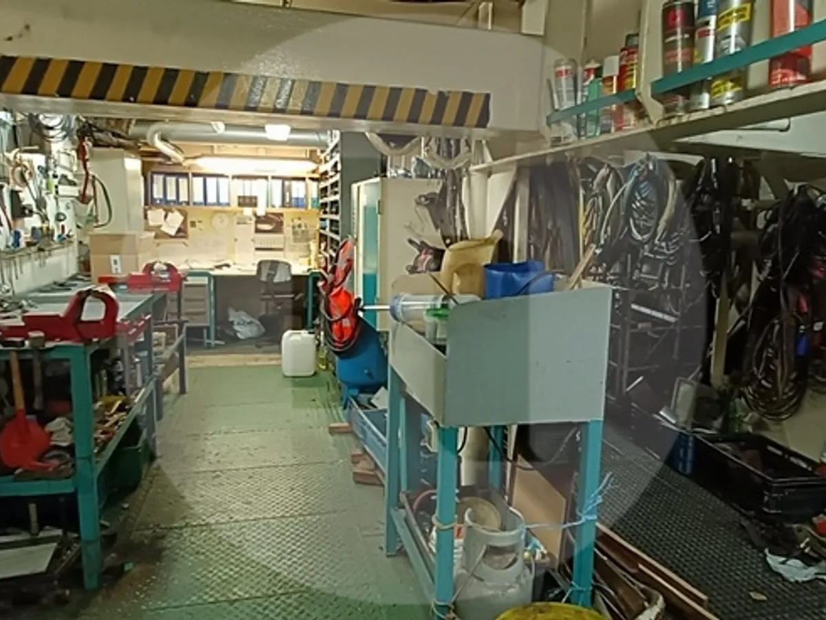 Судно с краном на продажу