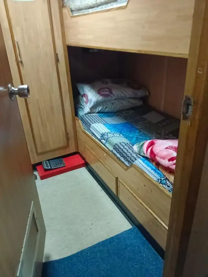 Катер с экипажем продается