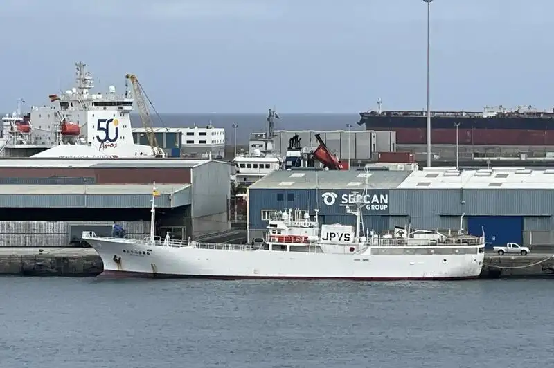 Рыболовный траулер продается